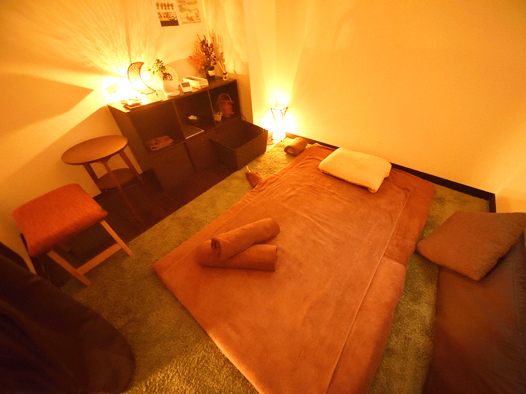 タイ古式マッサージ専用のベッドです。本場タイの雰囲気そのままに設計してありますよ！